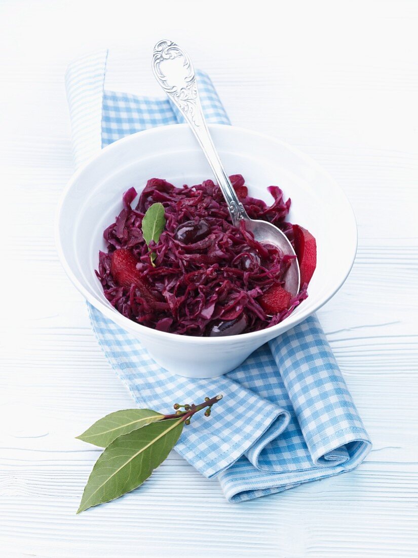 Red cabbage with apples and grapes