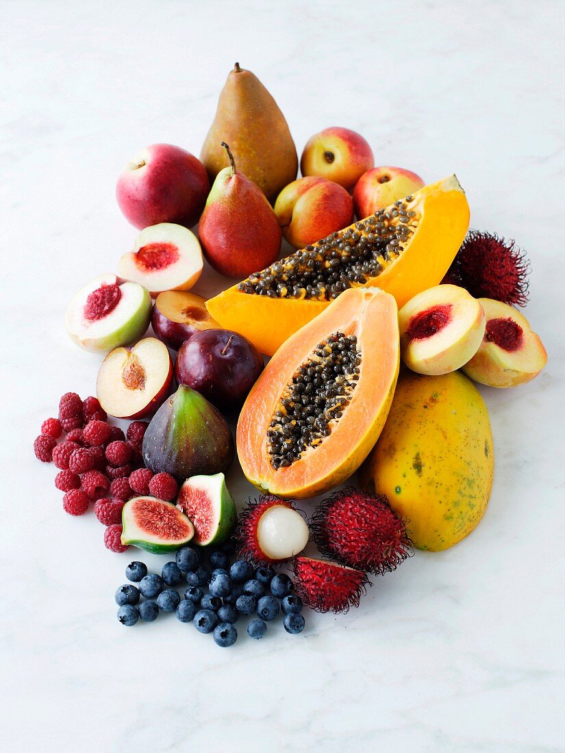 Obststillleben mit heimischen und exotischen Früchten