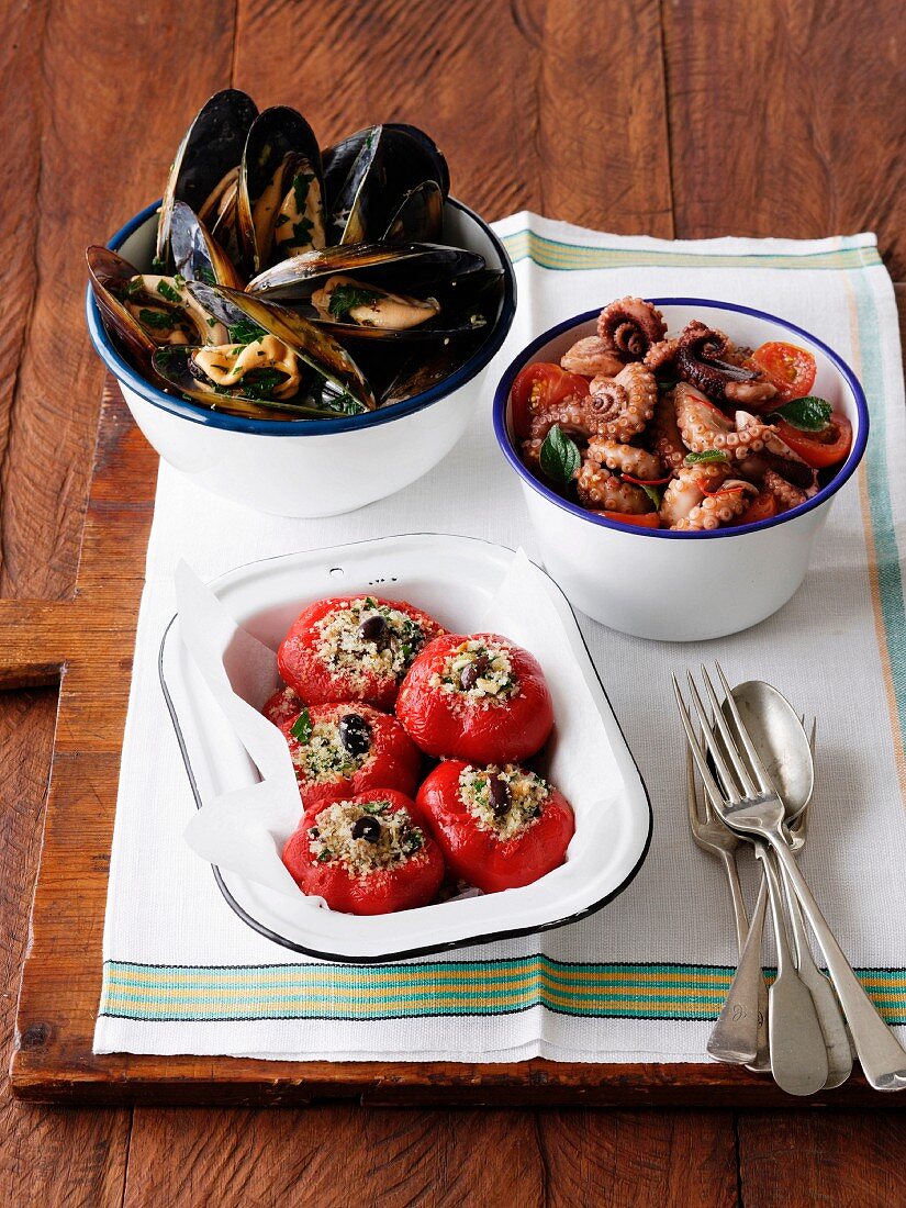 Gefüllte Tomatenpaprikaschoten, Oktopussalat und Muscheln mit schwarzem Pfeffer