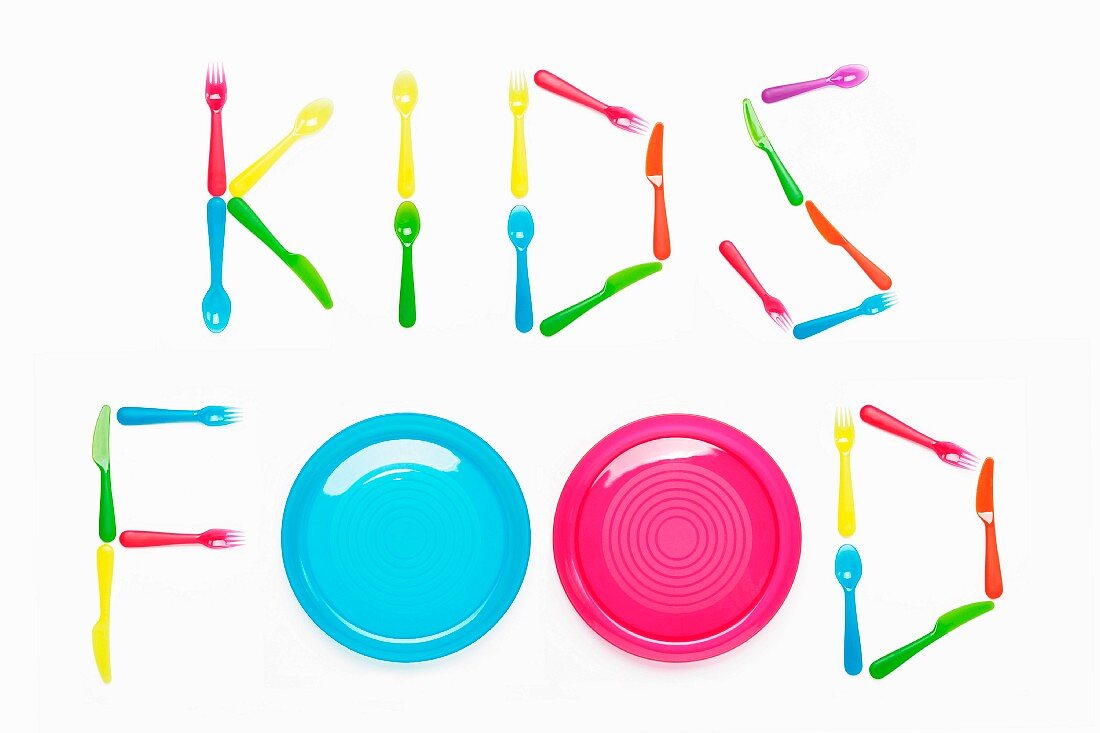 Kids food mit Plastikbesteck und -geschirr geschrieben