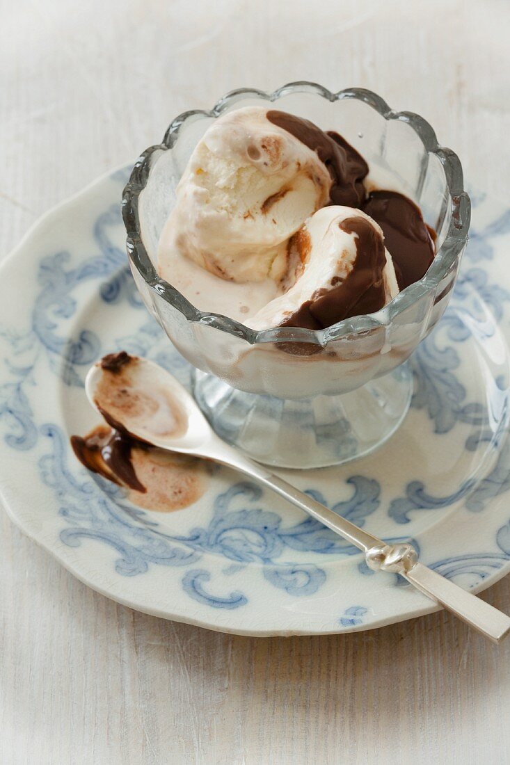 Vanilla ice cream with hot chocolate sauce