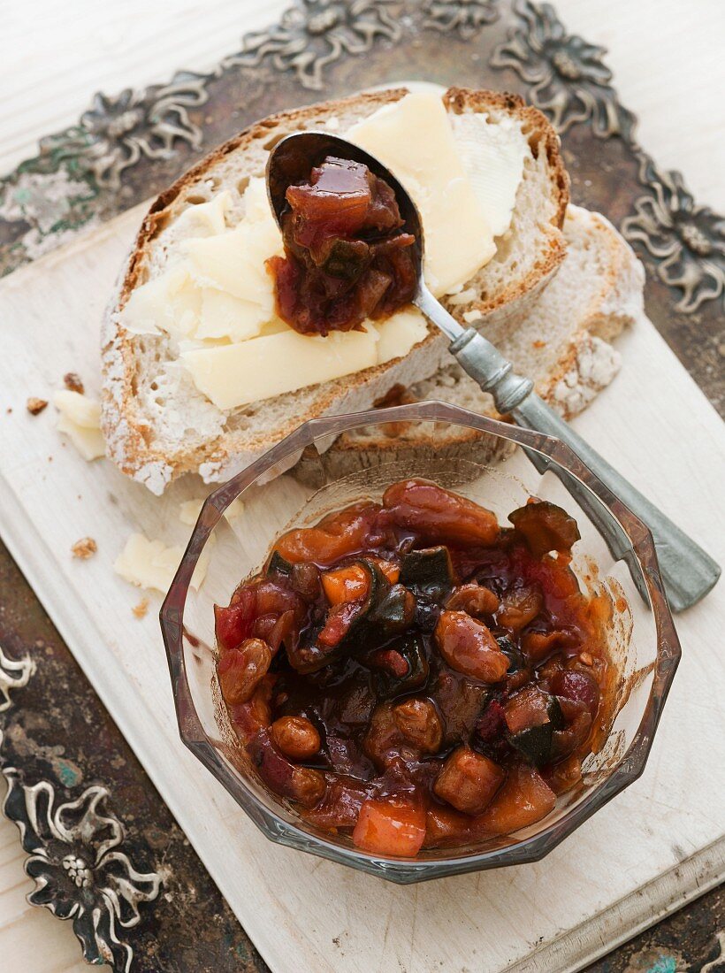 Chutney with bread and cheese