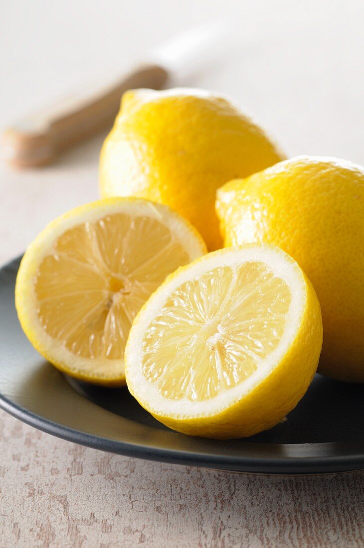 Ganze und halbierte Zitronen