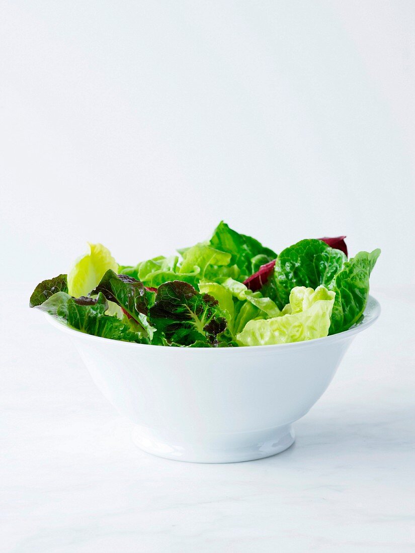 Gemischte Salatblätter in weisser Salatschüssel