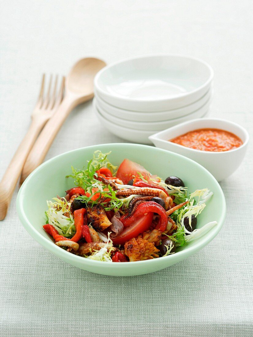 Salat mit gegrilltem Tintenfisch
