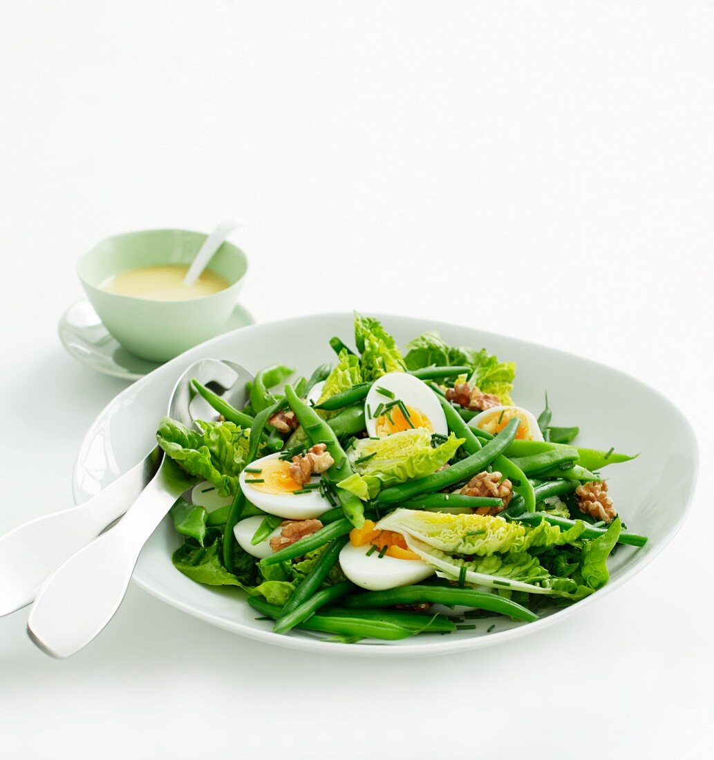 Salat mit grünen Bohnen, Walnüssen und Ei; dazu Verjus-Vinaigrette