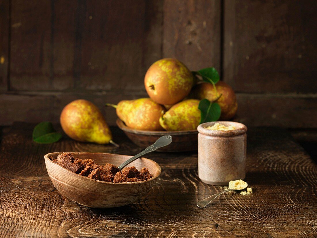 Herbstliches Stillleben mit Birnen und Zuckersorten