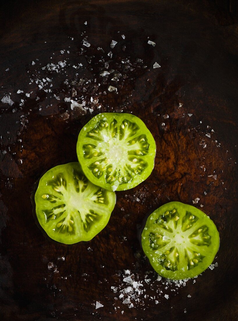 Grüne Tomatenscheiben mit Salz