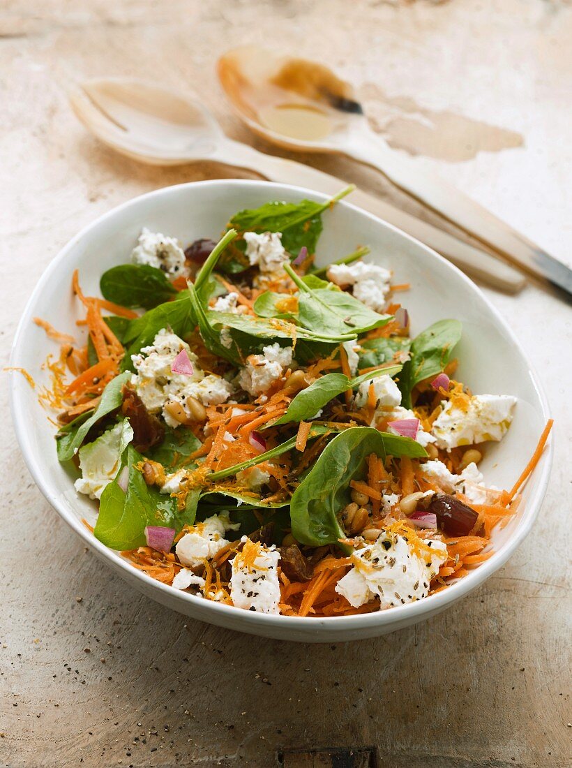 Spinach salad with carrots, dates and goat's cheese
