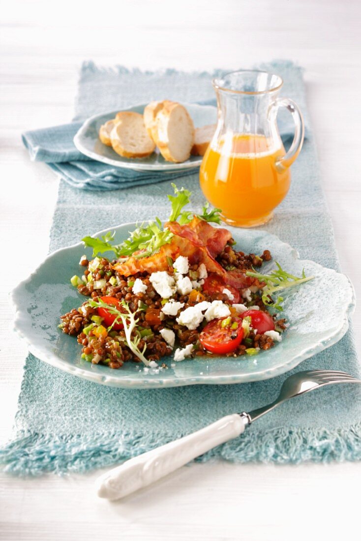 Lentil salad with bacon and goat's cheese