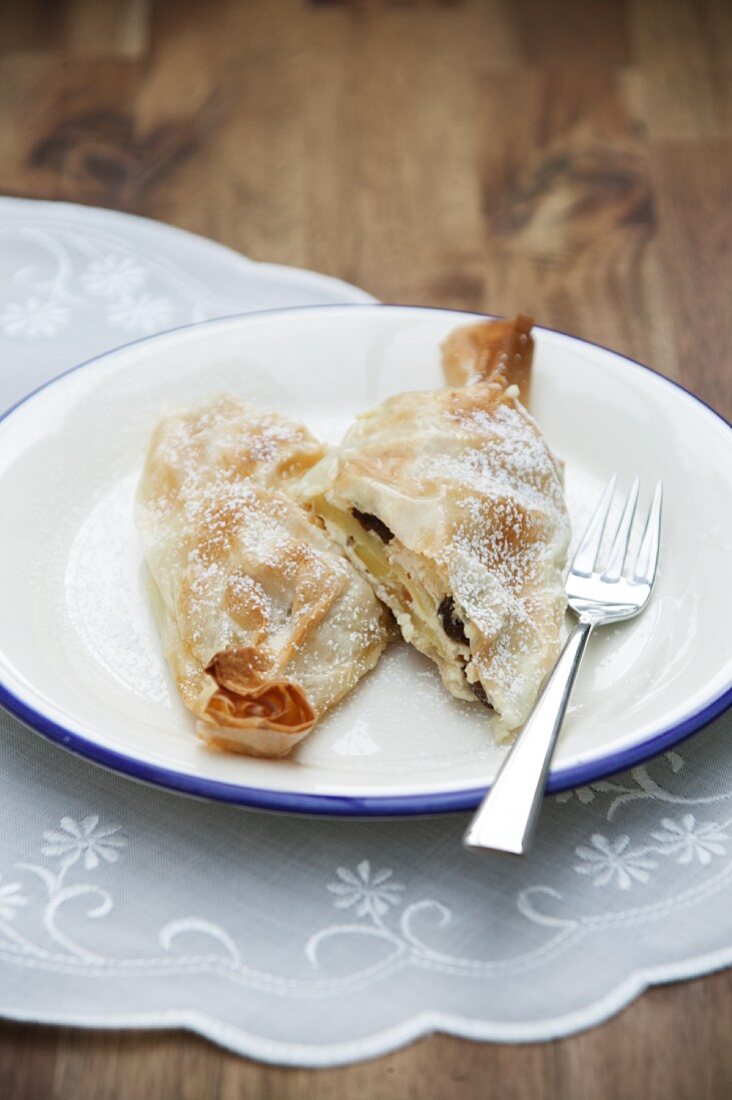 Mini-Topfenstrudel mit Äpfeln und Rosinen