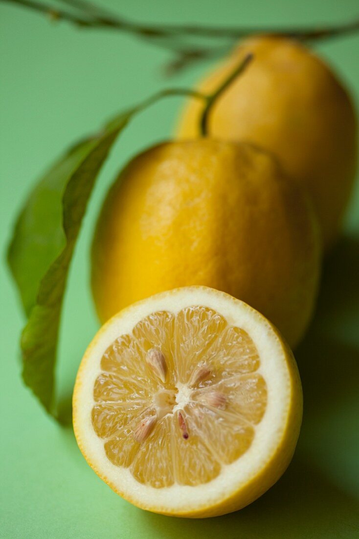 Zitrone, ganz und halb