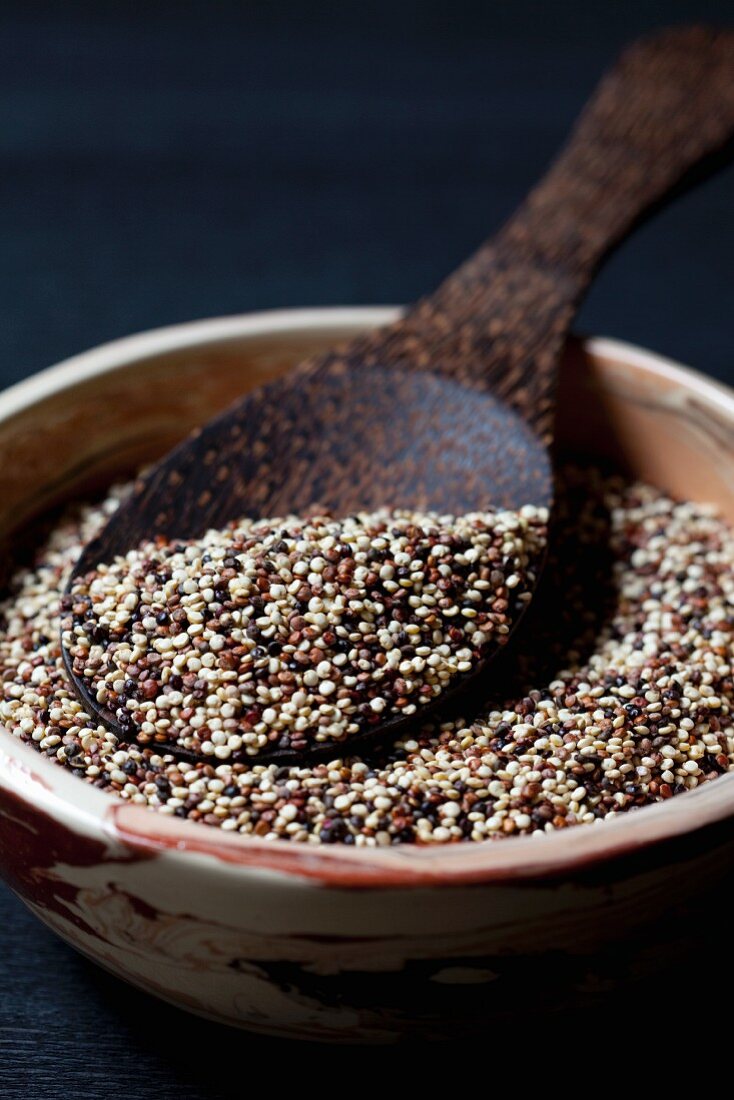 Roter, weisser und schwarzer Quinoa