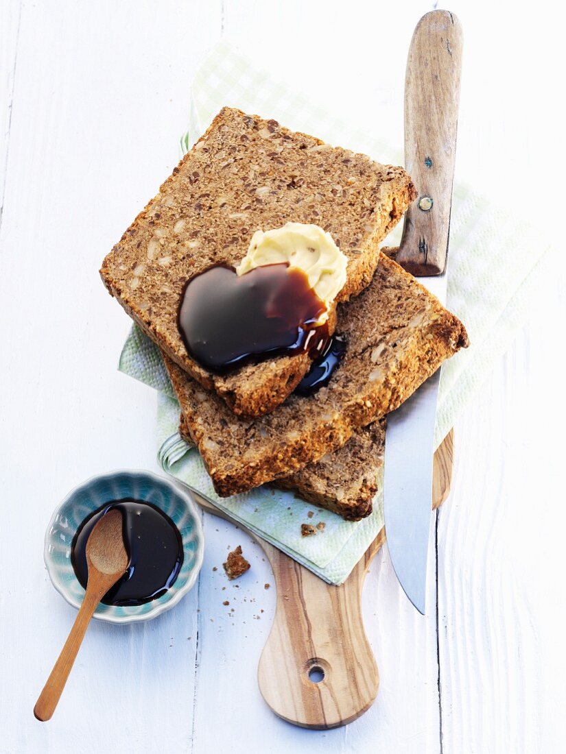 Vollkornbrot, mit Butter und Melasse