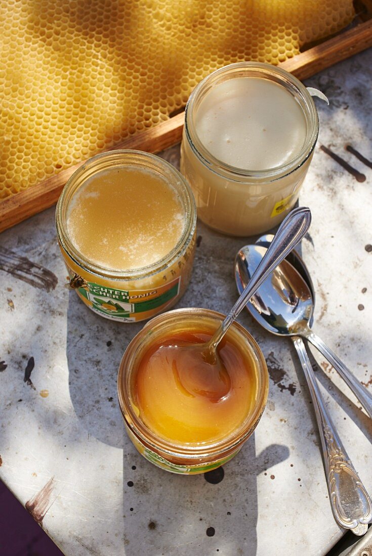 Honiggläser und Honigwaben