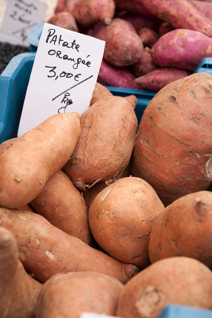 Süsskartoffeln in Steigen auf dem Markt