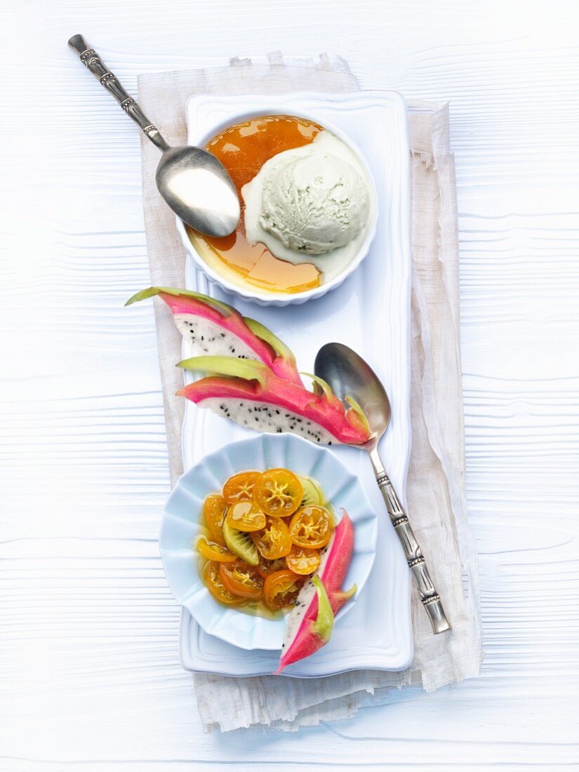 Orangen-Creme brulée mit Kardamom-Limetten-Eis und Kiwi-Kumquat-Ragout