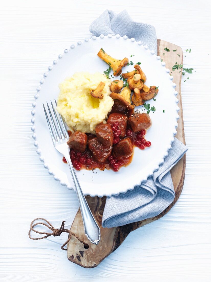 Rehgulasch mit Kartoffel-Sellerie-Püree und Trüffelöl