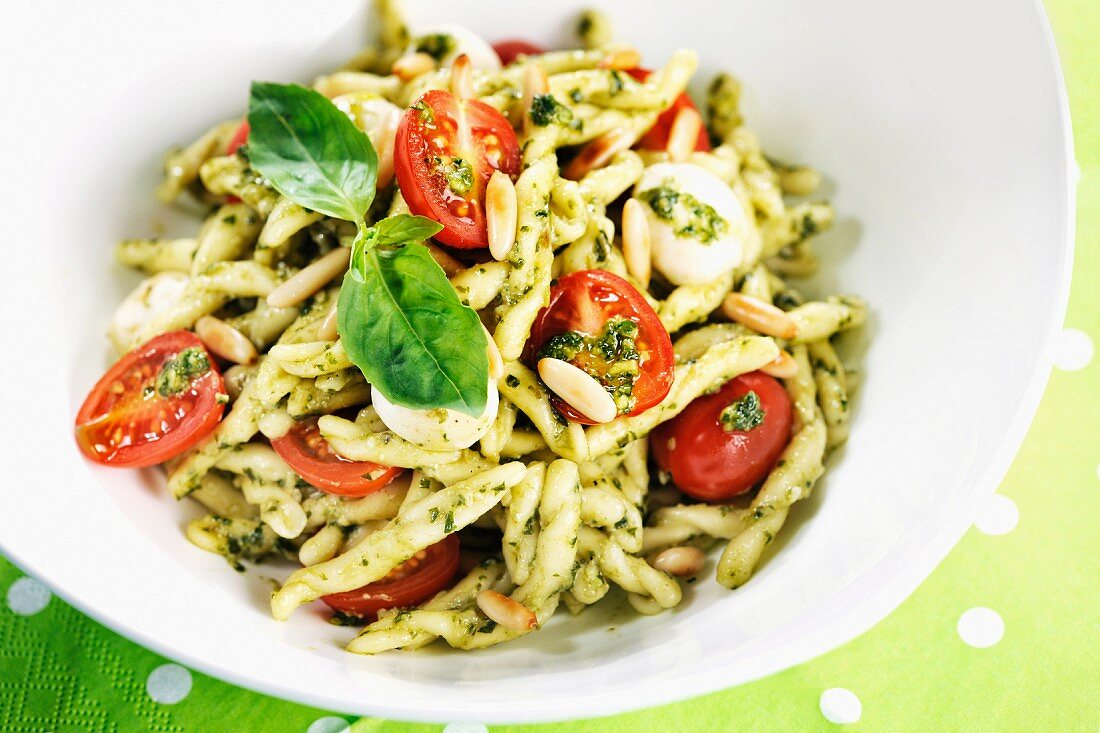 Strozzapreti mit Pesto und Kirschtomaten