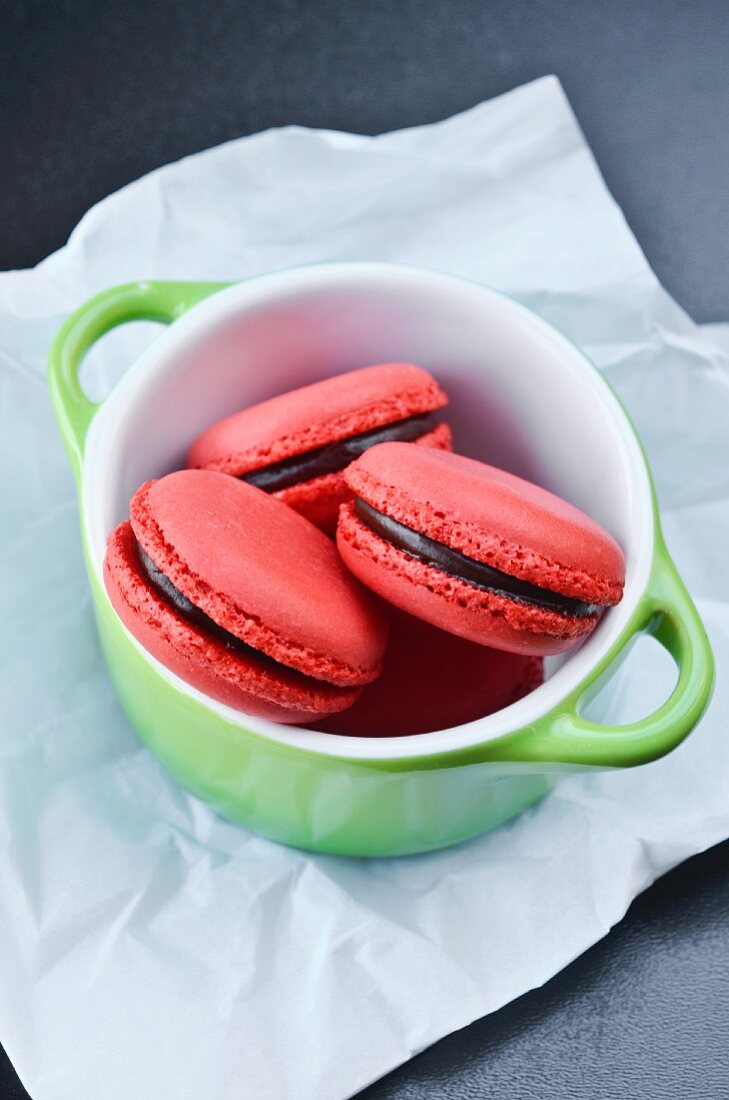 Himbeer-Macarons mit Schokoladenfüllung