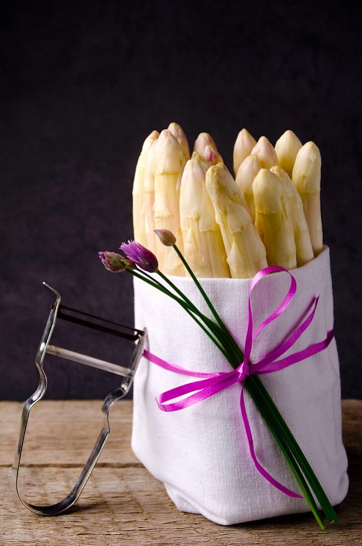 A bunch of white asparagus in a white cloth