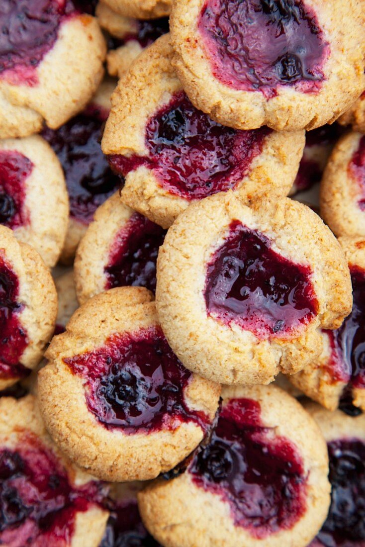 Wholemeal biscuits with blackcurrant jam