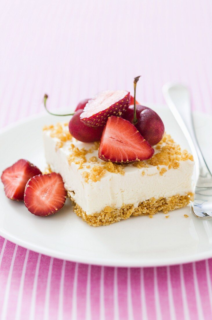 Frischkäseschnitte mit Erdbeeren und Kirschen