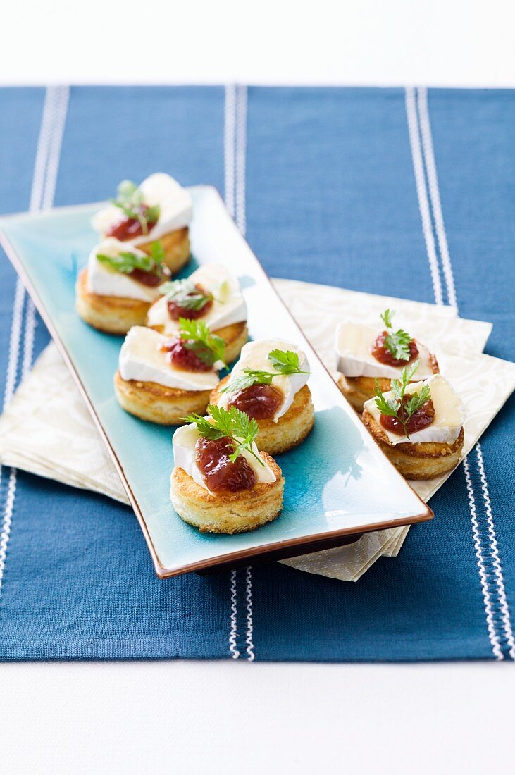 Canapés with soft cheese and chutney