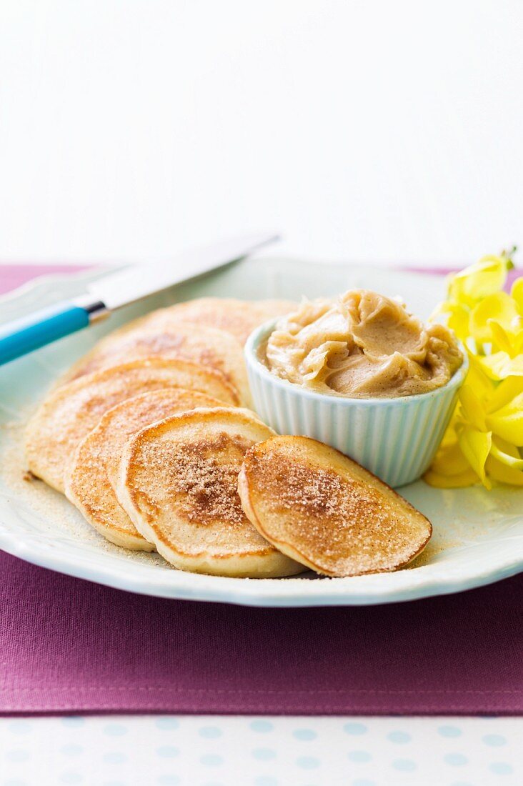 Pikelets mit Erdnussbutter