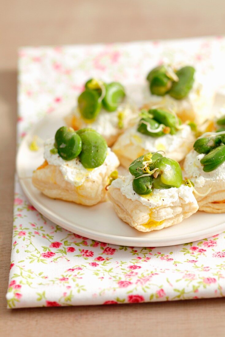 Puff pastry tartlets with ricotta and broad bean
