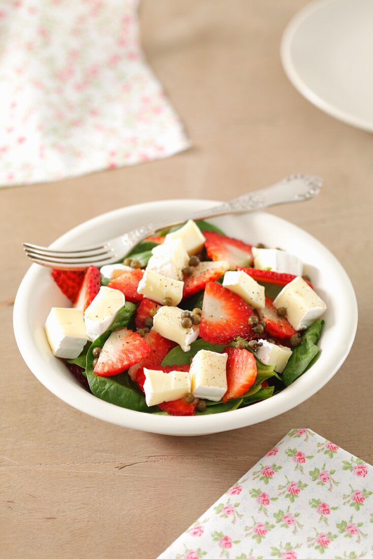 Spinach and strawberry salad with camembert