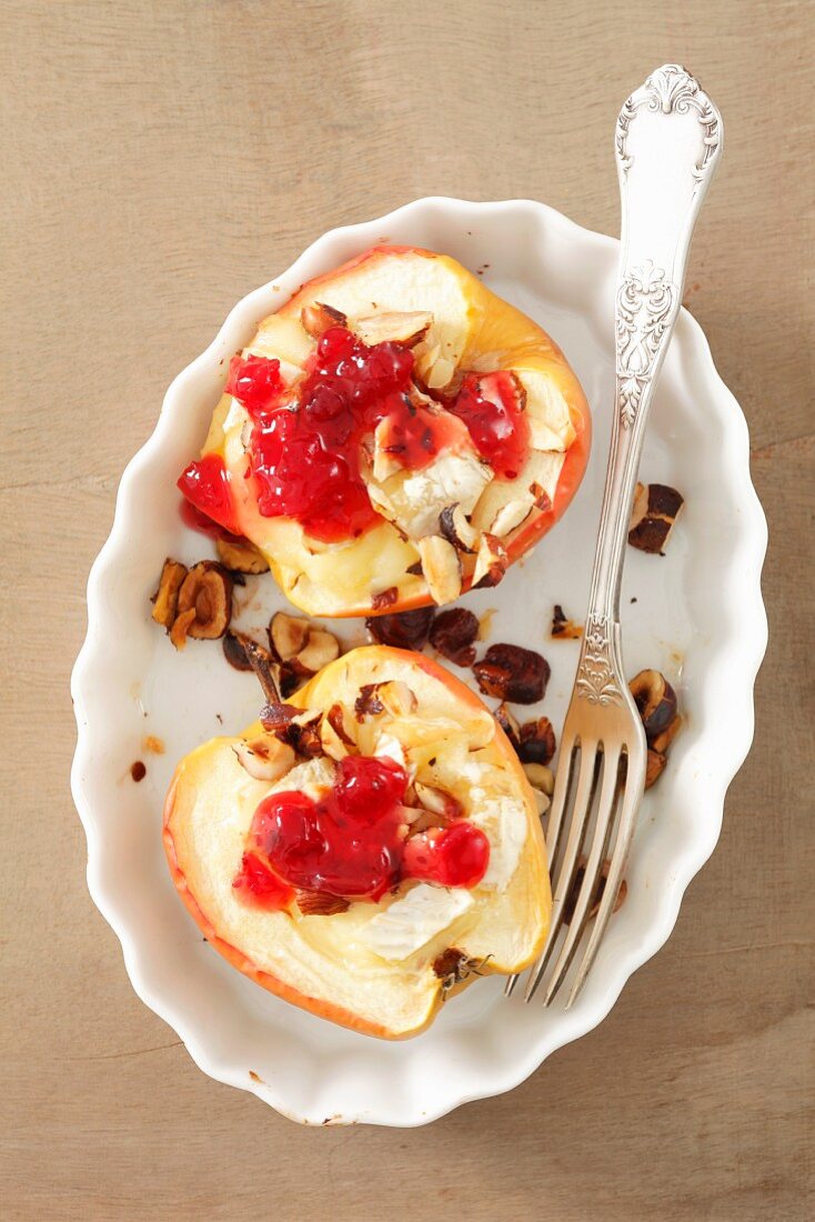 Äpfel mit Camembert, Haselnüssen und Cranberrymarmelade gefüllt