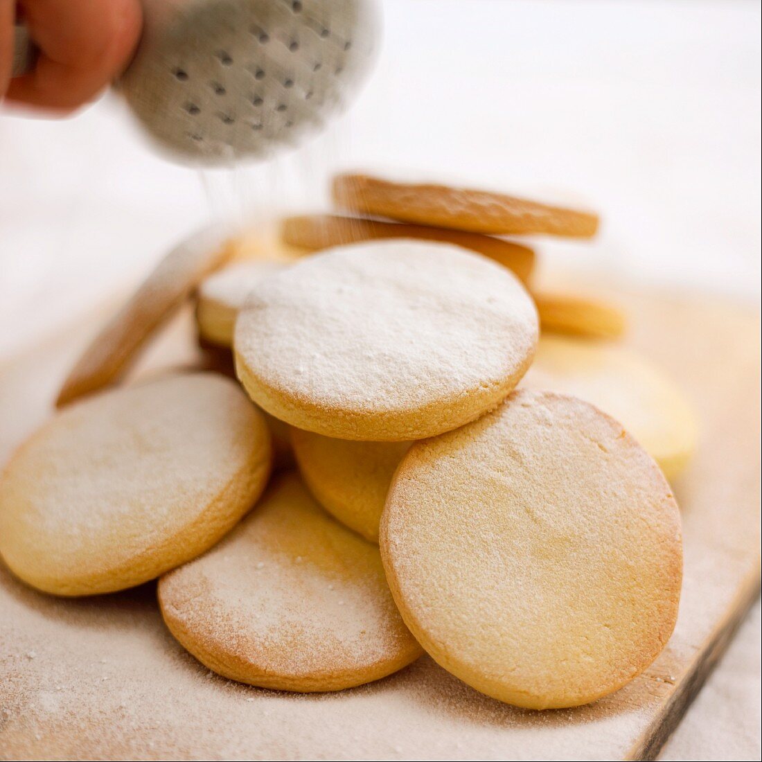 Shortbreads mit Puderzucker bestreuen