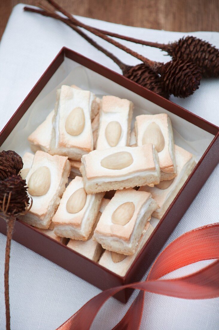 Almond biscuits with meringue
