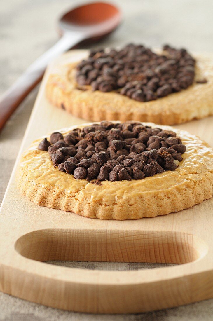 Plätzchen mit Chocolatechips auf Schneidebrett