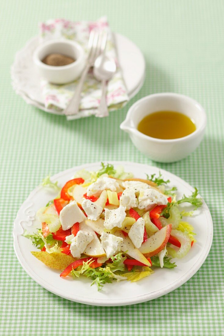 Salad with pears, celery and goat's cheese