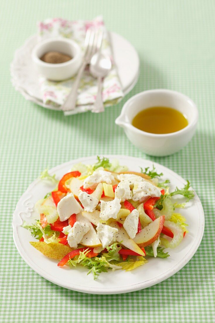 Salat mit Birne, Sellerie und Ziegenkäse