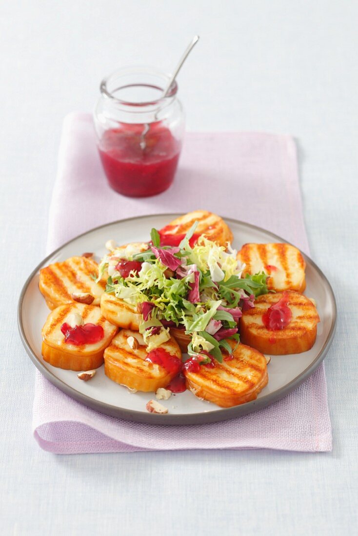 Gegrillter Schafskäse mit Salat und Cranberrymarmelade