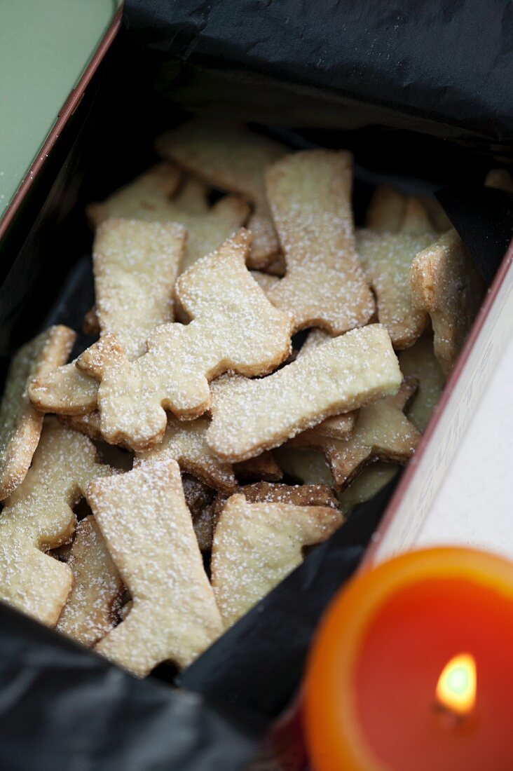 Shortcrust biscuits in assorted shapes