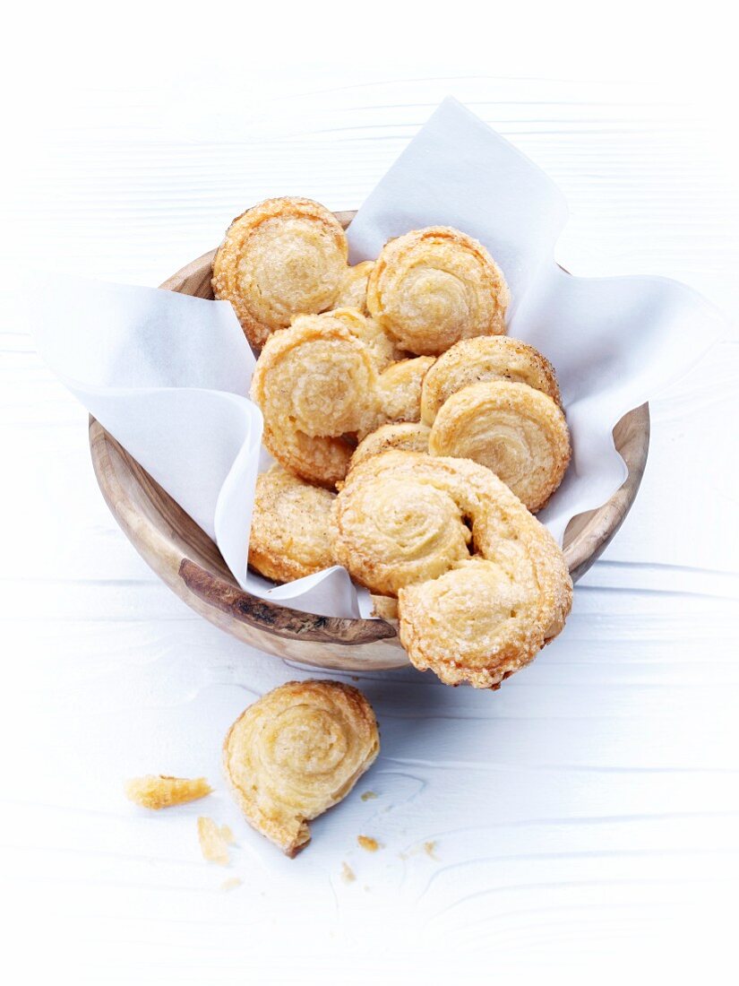 Palmiers in a wooden bowl