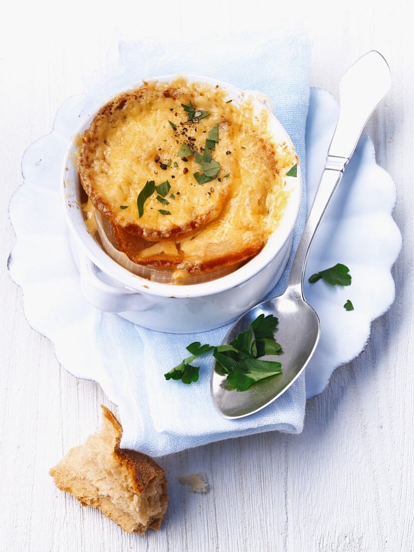 Französische Zwiebelsuppe mit Käse und Brot