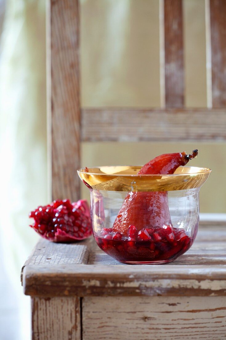 Rotweinbirne mit Granatapfel