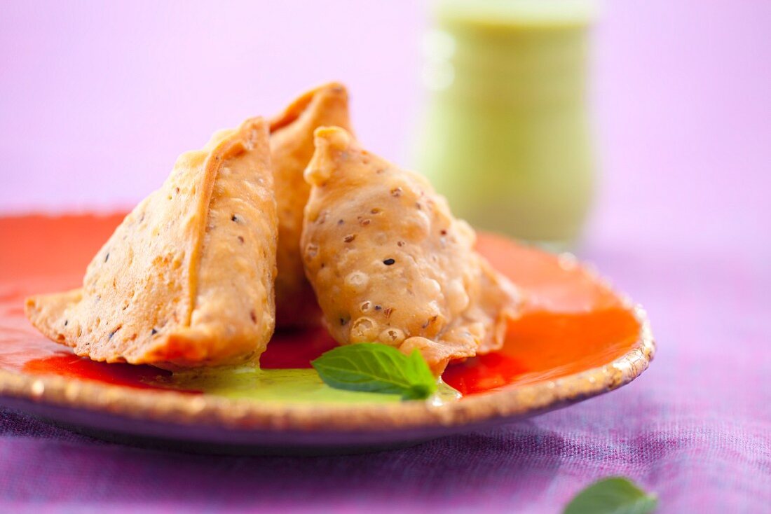 Samosas mit Minzsauce