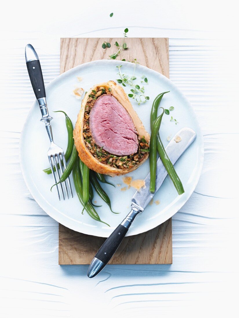 Beef Wellington (fillet of beef wrapped in puff pastry) with green beans