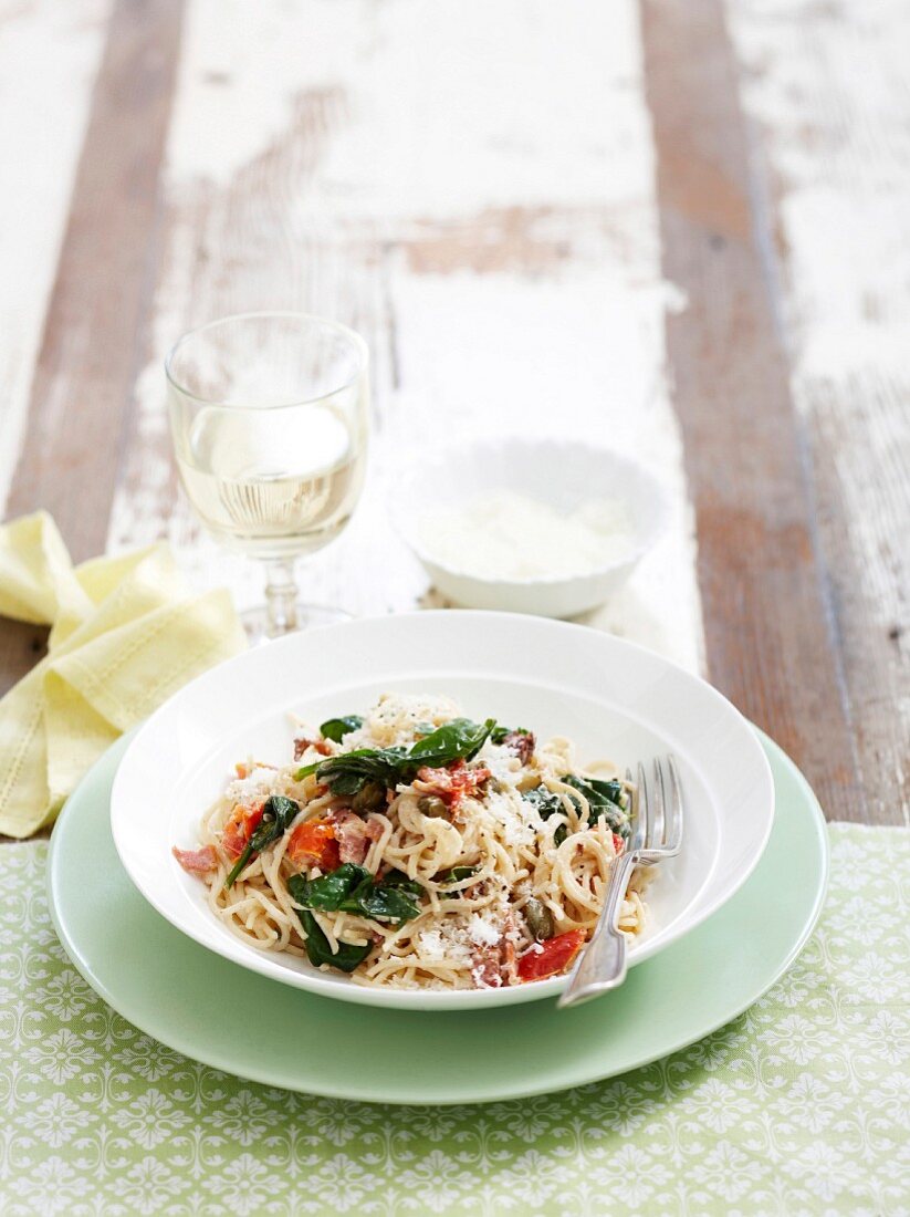 Angel's hair noodles with spinach and tomatoes