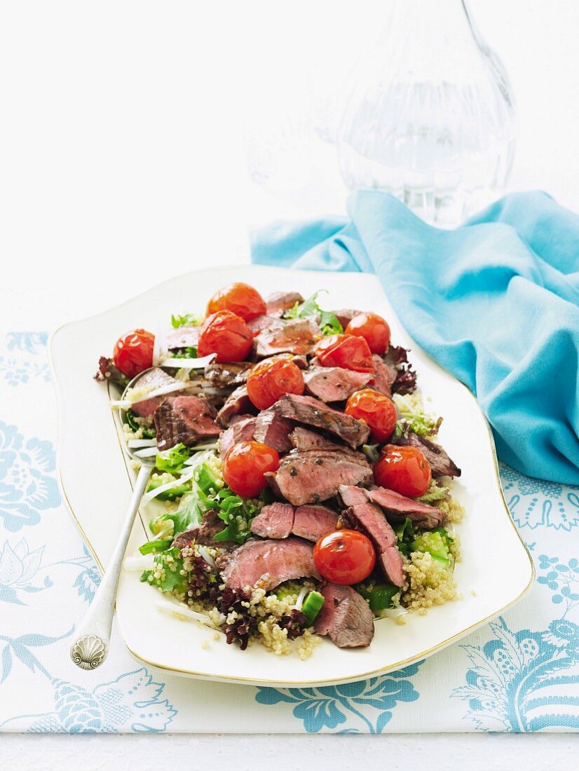 Lammkeulensteaks mit Balsamico, Tomaten und Quinoasalat