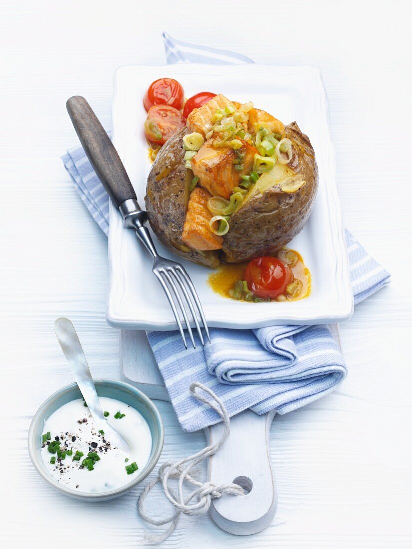 Baked potato stuffed with salmon chunks and spring onions