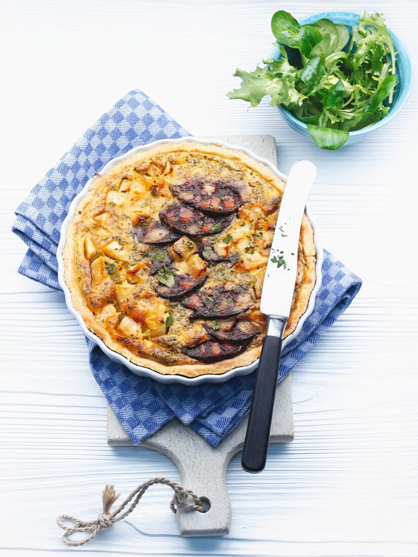 Tart with bloodwurst and apples in the pan