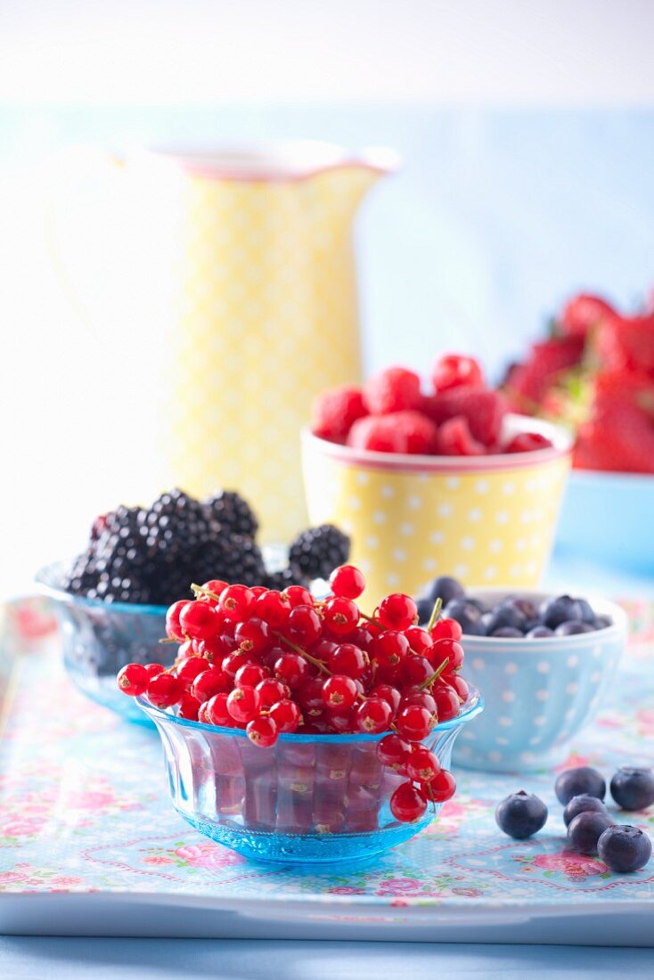 Verschiedene Beeren in Schalen