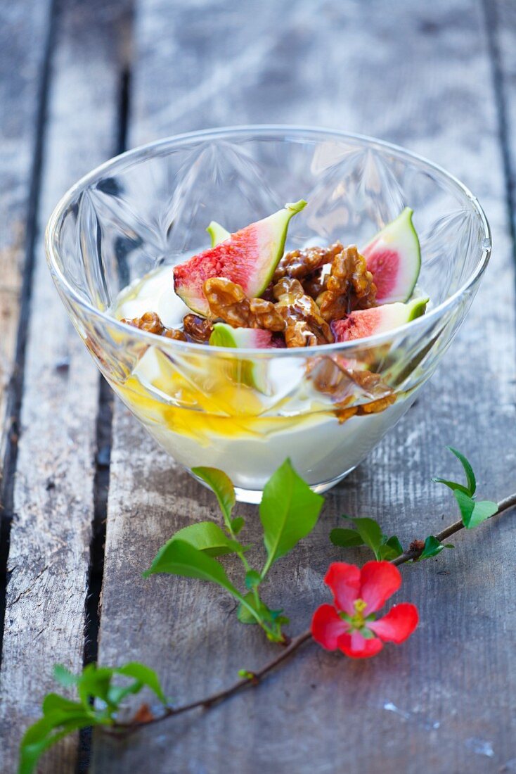 Yoghurt with fresh figs, walnuts and honey
